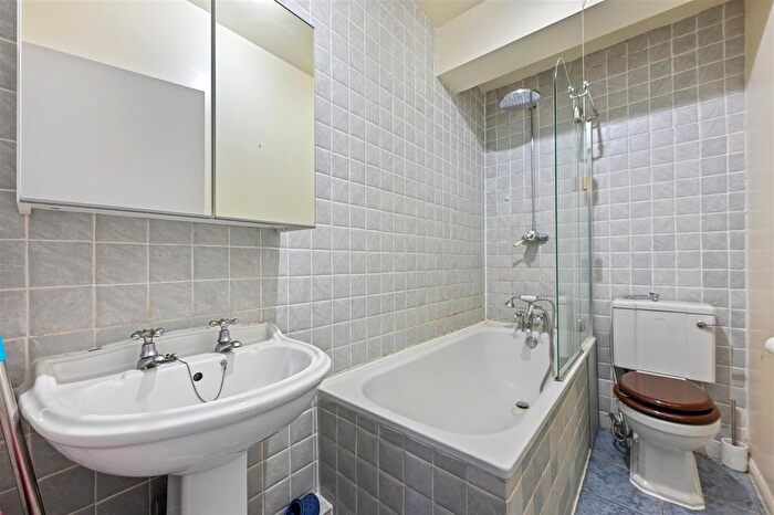 2 Bedroom Flat For Sale In Churchfield Road, London, W3