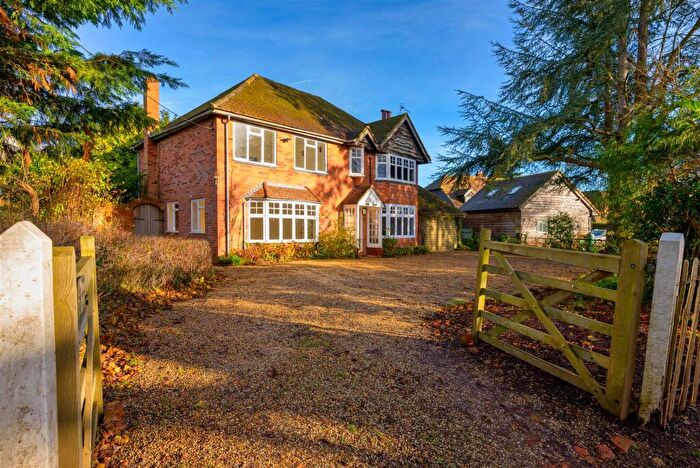 4 Bedroom Detached House For Sale In Chiltern Road, Peppard Common, Henley-on-thames, RG9