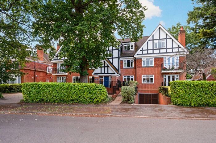 2 Bedroom Apartment For Sale In Woodland Grove, Weybridge, KT13