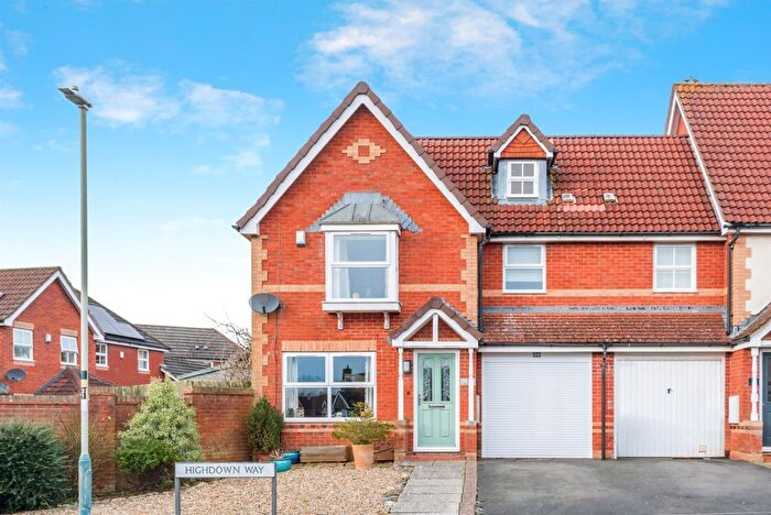 3 Bedroom End Of Terrace House For Sale In Highdown Way, Swindon, SN25