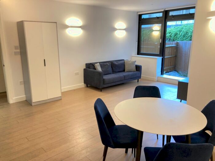 1 Bedroom Flat To Rent In New Horizons Court, Brentford, TW8