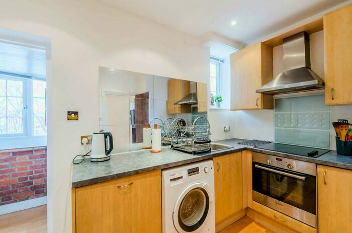 2 Bedroom Flat To Rent In Aylmer Road, Highgate, London, N2