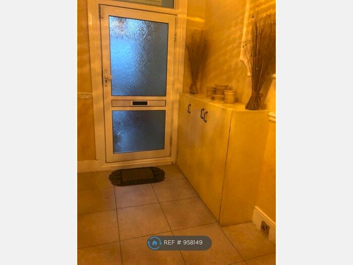 2 Bedroom Flat To Rent In Netley Road, Barkingside, IG2