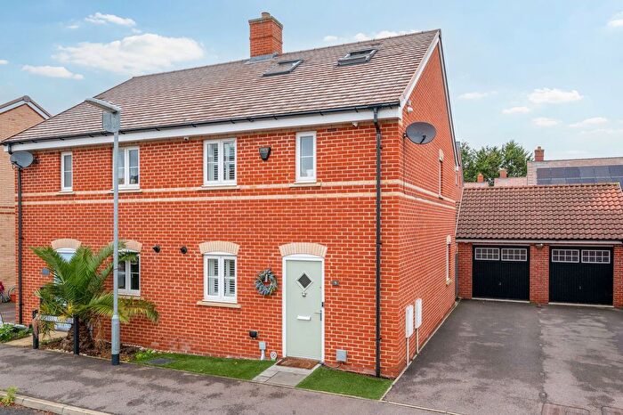 3 Bedroom Semi Detached House For Sale In Harebell Avenue, Stotfold, Hitchin, SG5