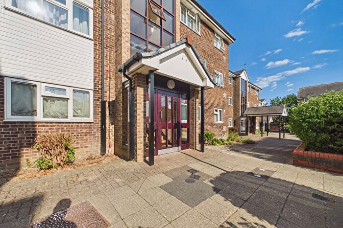 3 Bedroom Flat For Sale In St. Andrews, Bracknell, Berkshire, RG12
