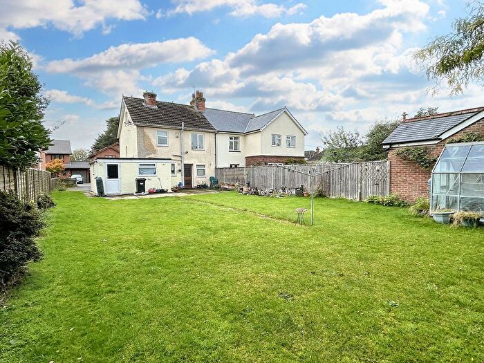 3 Bedroom Semi-Detached House For Sale In Whinfield Road, Dibden Purlieu, SO45
