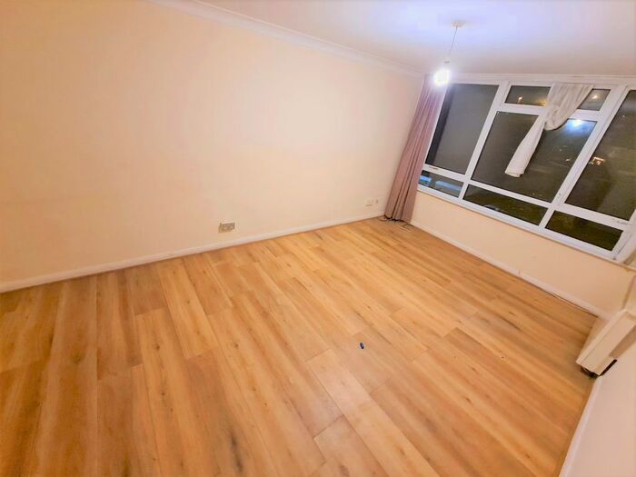2 Bedroom Flat To Rent In Kirby Close, Ilford, Essex IG6