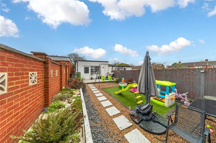 3 Bedroom End Terrace House For Sale In Hazelwood Close, Luton, LU2