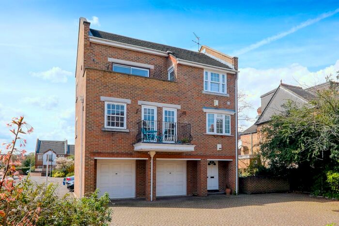 2 Bedroom Flat To Rent In Cedar Terrace, Richmond, TW9