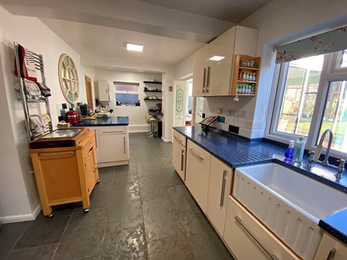5 Bedroom Detached House For Sale In Priory Road, Dunstable, LU5
