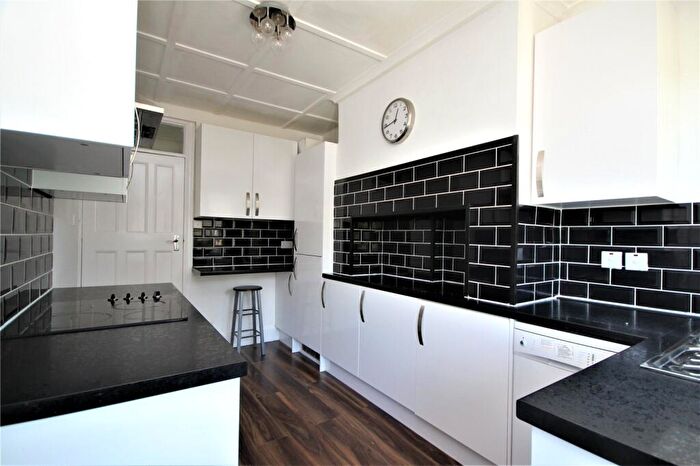 3 Bedroom Flat To Rent In Christchurch Road, Worthing, West Sussex, BN11