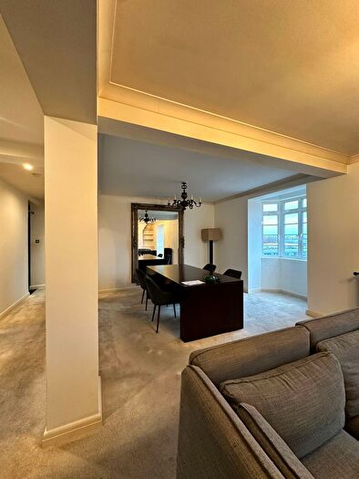 3 Bedroom Flat To Rent In Hammersmith Road, London, W6