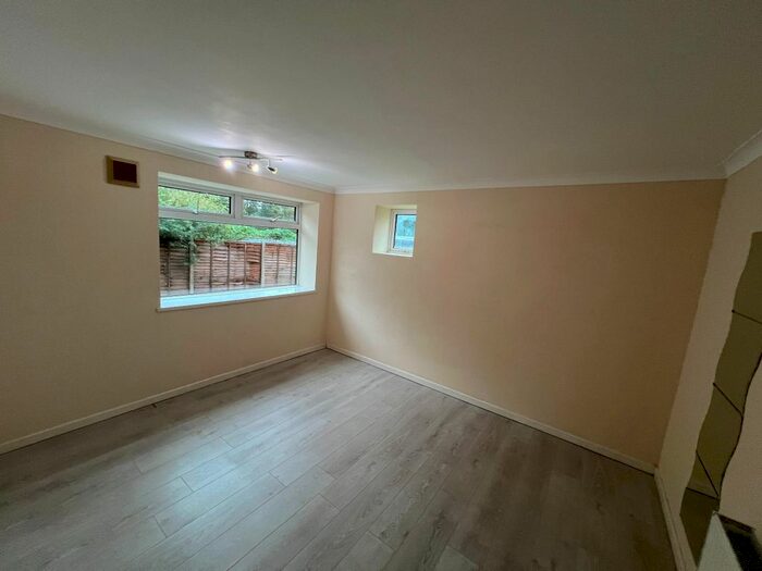 2 Bedroom Flat To Rent In Chadwell Avenue, Cheshunt, Waltham Cross, EN8
