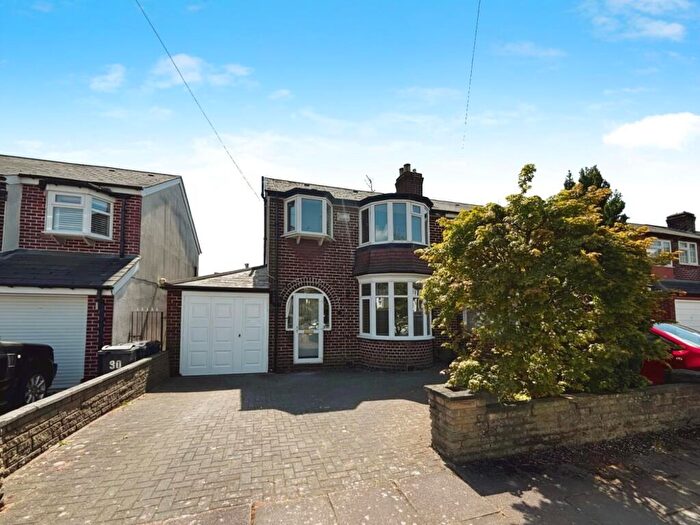 3 Bedroom Semi Detached House For Sale In The Lindens, Birmingham, B32