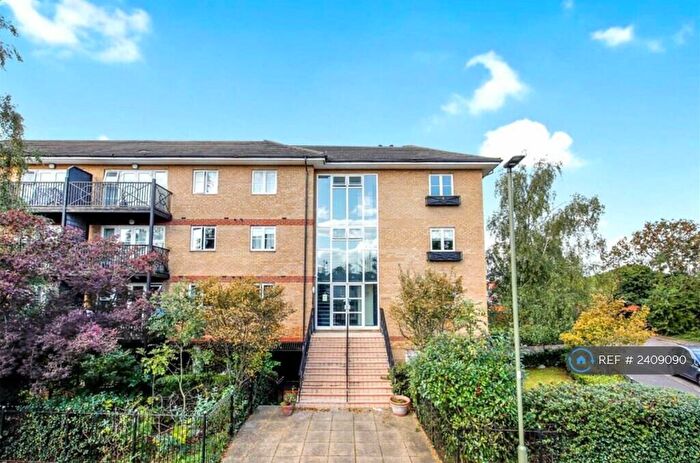 2 Bedroom Flat To Rent In Cranbourne Court, London, N2