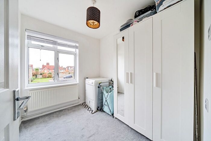 2 Bedroom Flat For Sale In Ferney Road, Byfleet, KT14