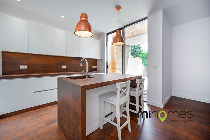 5 Bedroom Semi-Detached House To Rent In Bourne Avenue, Southgate, N14