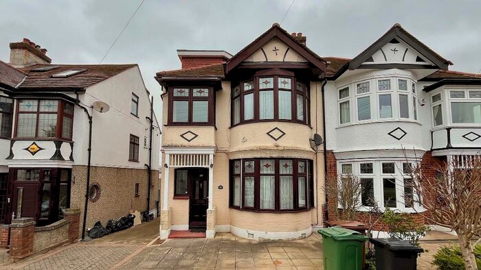 4 Bedroom Semi-Detached House To Rent In College Gardens, London, E4
