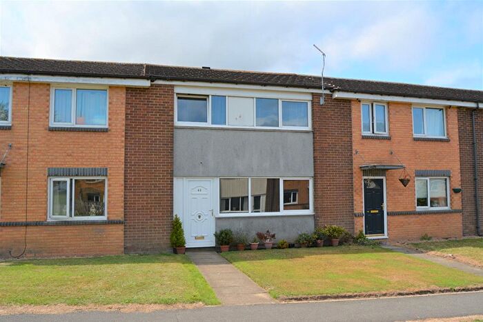 3 Bedroom Town House For Sale In Fall Spring Gardens, Holywell Green, Halifax, HX4