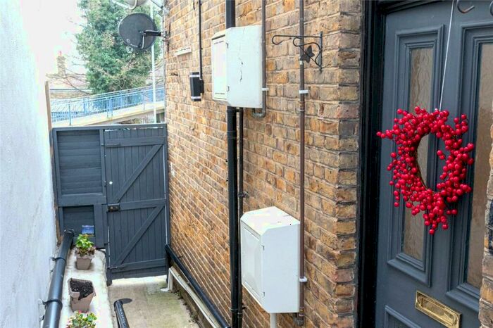 1 Bedroom Apartment To Rent In Leigh Hill, Leigh-on-Sea, Essex, SS9