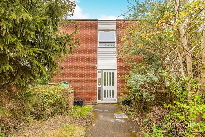 2 Bedroom Flat For Sale In Chiltern Drive Charvil, Reading, RG10