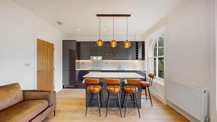 3 Bedroom Flat To Rent In Isledon Road, Yonge Park, N7