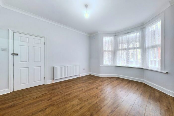 2 Bedroom Flat To Rent In Livingstone Road, Walthamstow, London E17