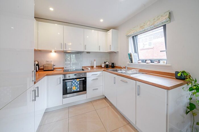 2 Bedroom Flat For Sale In Devonshire House, Putney Hill, London, SW15