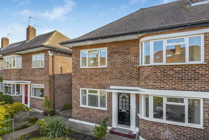 2 Bedroom Flat To Rent In Braeside Avenue, London, SW19