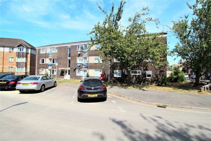 2 Bedroom Flat To Rent In Barley Close, Southgate, RH10