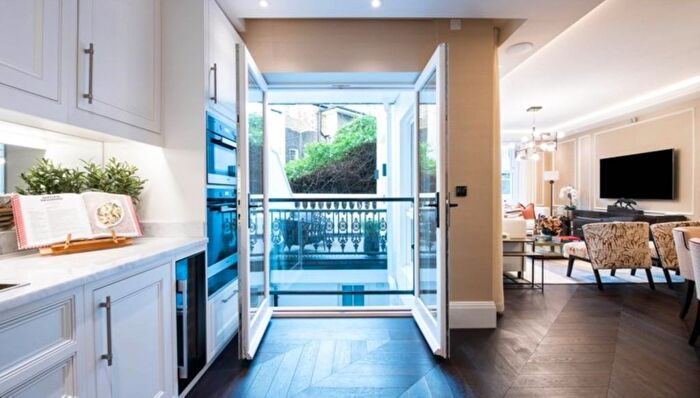 3 Bedroom Flat To Rent In Prince Of Wales Terrace, Kensington, W8