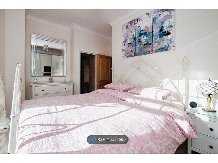 2 Bedroom Flat To Rent In Azalea Court, Bournemouth, BH4