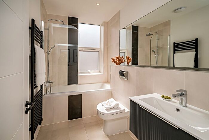 2 Bedroom Flat For Sale In Elm House, The Grove, Slough, SL1