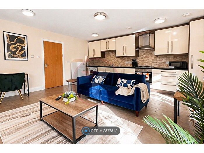 2 Bedroom Flat To Rent In Whippendell Court, Watford, WD18