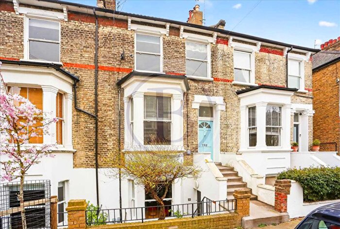 3 Bedroom Maisonette For Sale In Corinne Road, London, N19