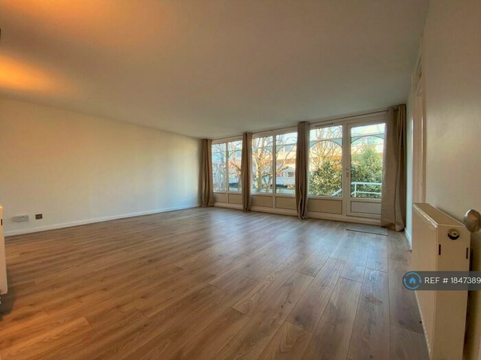 3 Bedroom Flat To Rent In Athlone Square, Windsor, SL4