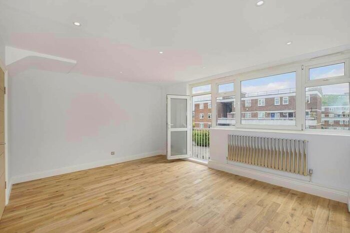 3 Bedroom Maisonette To Rent In Fellows Court, Weymouth Terrace, London, E2