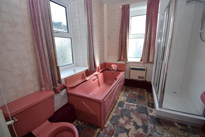 3 Bedroom Flat For Sale In Queens Road, Criccieth, LL52
