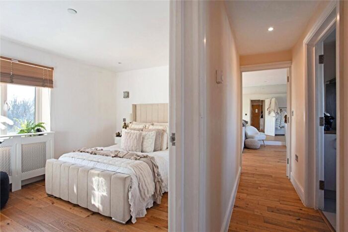 2 Bedroom Flat To Rent In Portsmouth Road, Cobham, Surrey, KT11