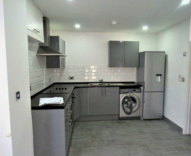 2 Bedroom Ground Flat To Rent In Corporation Road, Cardiff(City), CF11