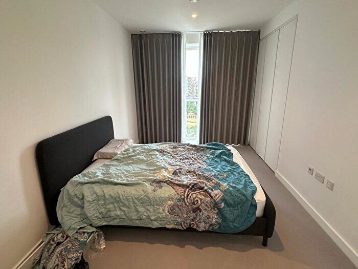 2 Bedroom Flat To Rent In Ribbon Lane, NW2