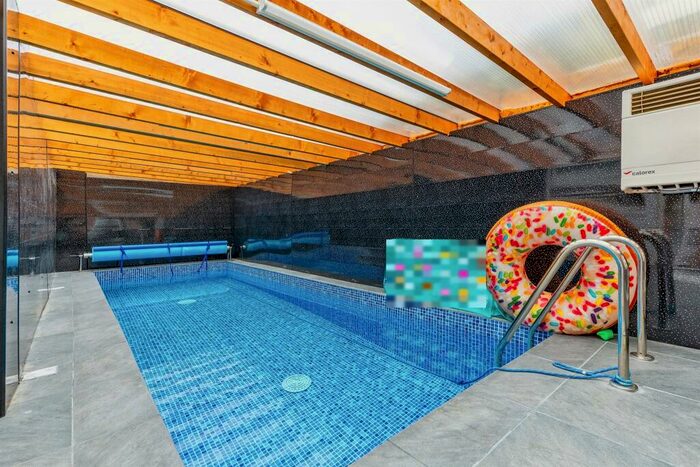 4 Bedroom Semi-Detached House For Sale In Almond Road, Kettering, NN16