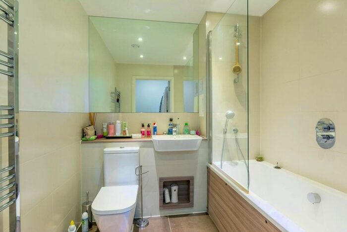 2 Bedroom Flat To Rent In Acton Gardens, South Acton, London, W3