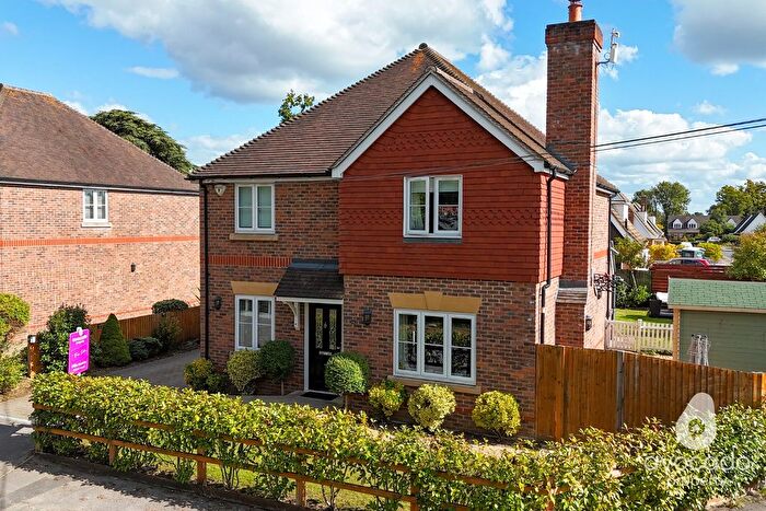 4 Bedroom Detached House For Sale In The Avenue, Mortimer, RG7