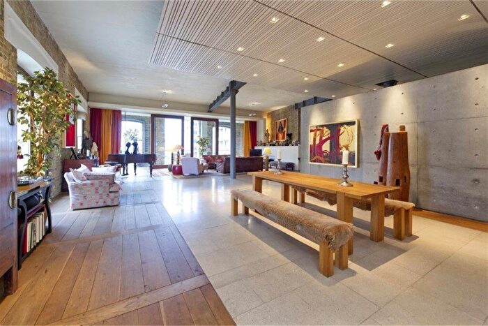 2 Bedroom Flat To Rent In Parkgate Road, SW11