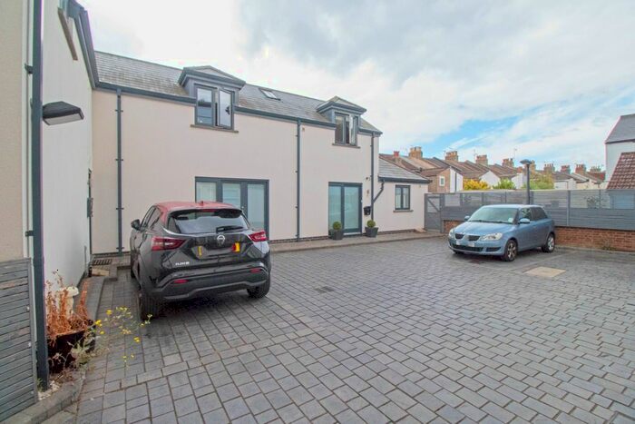 2 Bedroom Semi-Detached House To Rent In Tarring Road, Broadwater, Worthing, BN11