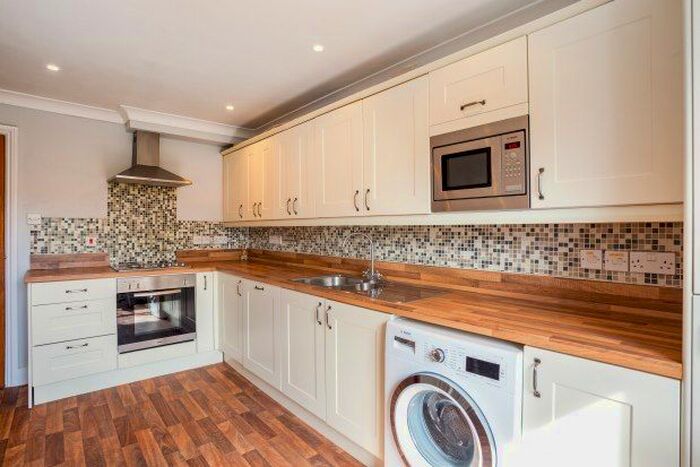 2 Bedroom Flat To Rent In Galesbury Road, London, SW18