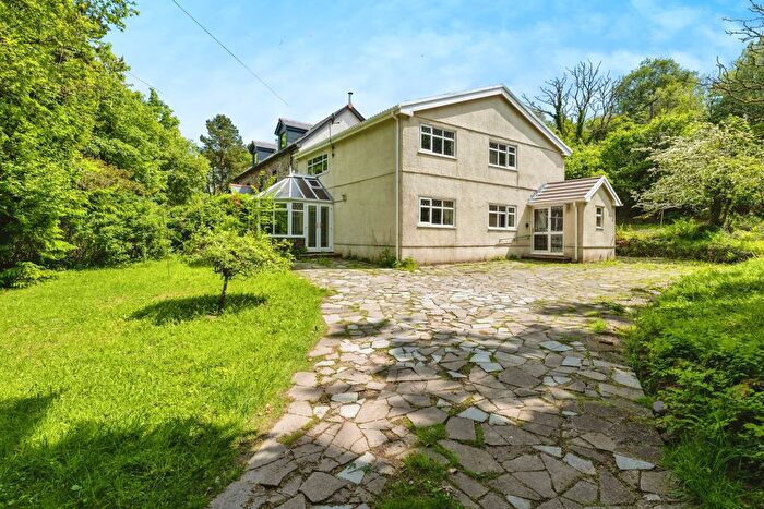 4 Bedroom Semi-Detached House For Sale In Llundainfach, Caerlan, Abercrave, Swansea, SA9