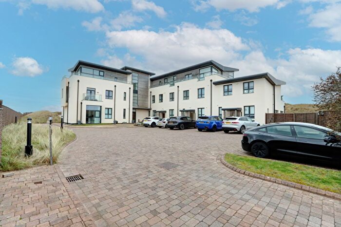 2 Bedroom Flat For Sale In Clifton Drive North, Lytham St. Annes, FY8