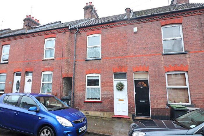 3 Bedroom Terraced House For Sale In Ridgway Road, Luton, Bedfordshire, LU2